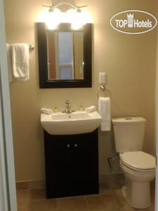 New photos from tourists Knights Inn Toronto 2*