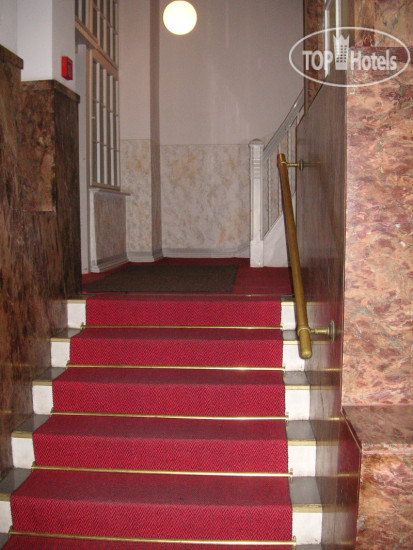 New photos from tourists Am Lehniner Platz 2*