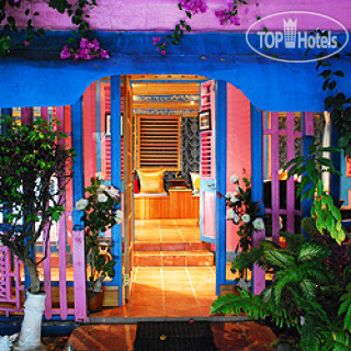 Photos Half Moon Blue