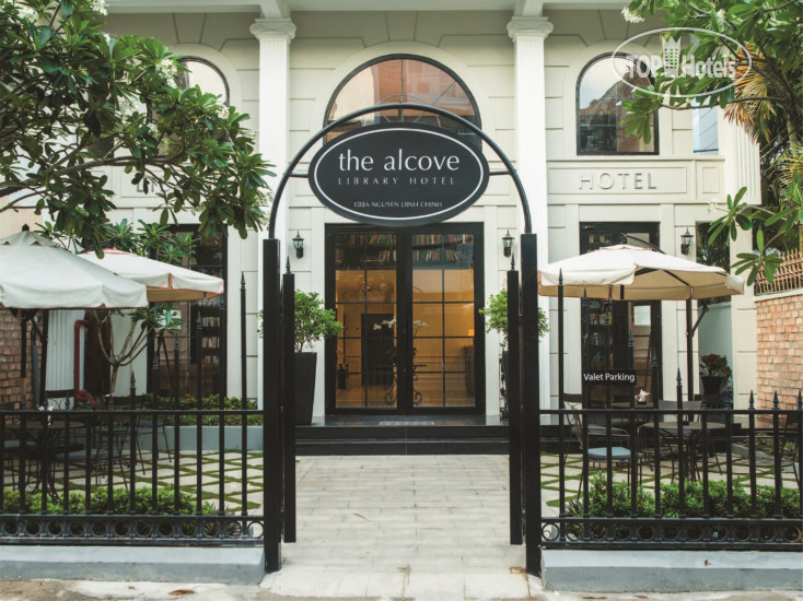 Hotelier's photos The Alcove Library 3*