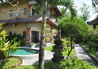 Hotelier's photos Uma Sari Cottage 2*