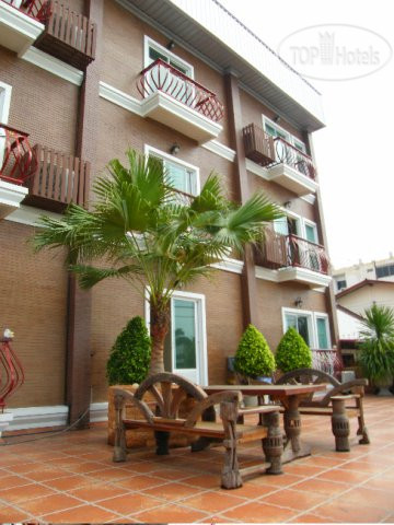 Hotelier's photos The Red Balcony Inn 2*
