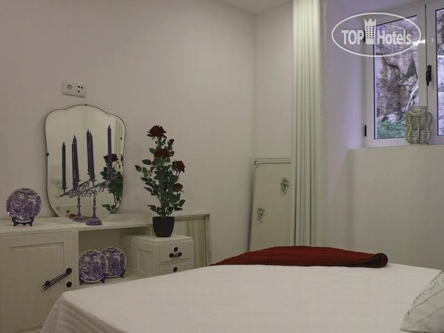 Фото Red Rose By The River