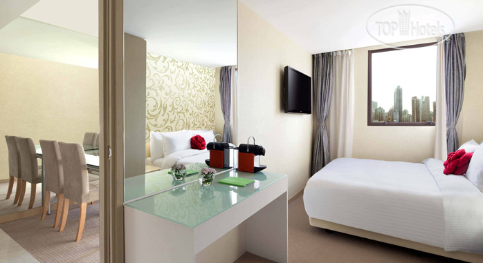 New photos from tourists Dash Living On Hollywood 4*