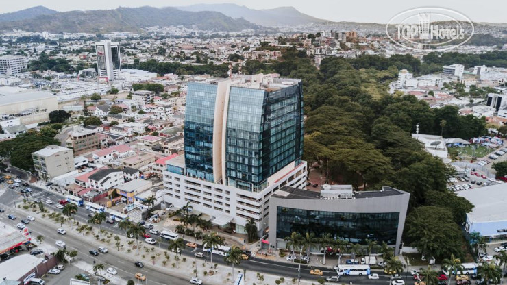Hotelier's photos Courtyard By Marriott Guayaquil 5*