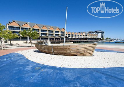 Hotelier's photos Quality Suites Crest Mandurah 4*