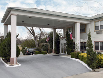 Фото Days Inn Suites Fredericksburg
