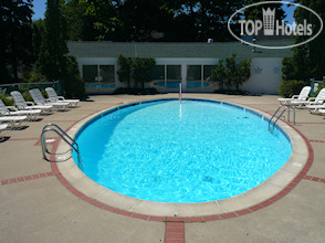 New photos from tourists Colonial Inn of Harbor Springs Michigan 2*
