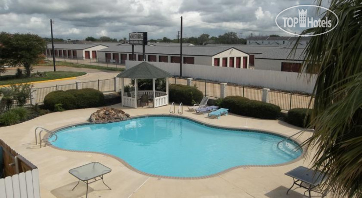Hotelier's photos Best Western Floresville Inn 2*