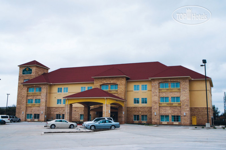 Hotelier's photos La Quinta Inn & Suites Missouri City 3*
