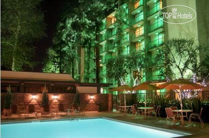 Hotelier's photos The Garland 3*