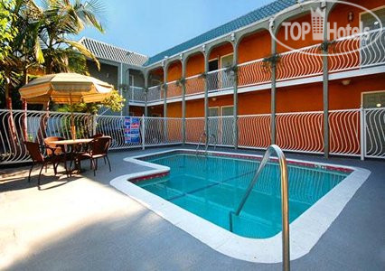 Hotelier's photos Rodeway Inn Hollywod 4*