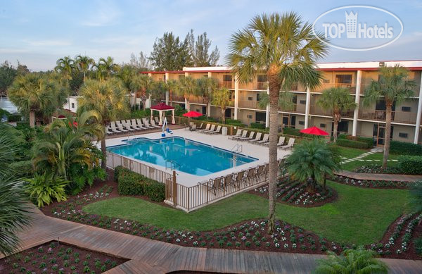 Hotelier's photos Red Roof Inn&Suites Naples 2*