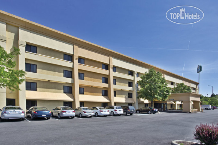 Hotelier's photos La Quinta Inn Cleveland Airport North 3*