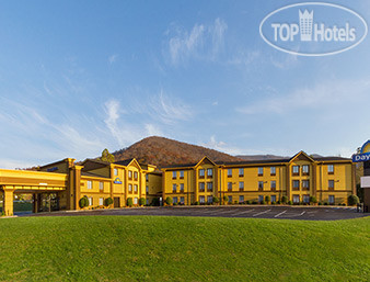 Hotelier's photos Days Inn Biltmore East 3*