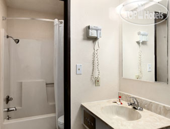 New photos from tourists Super 8 Lawrence 2*