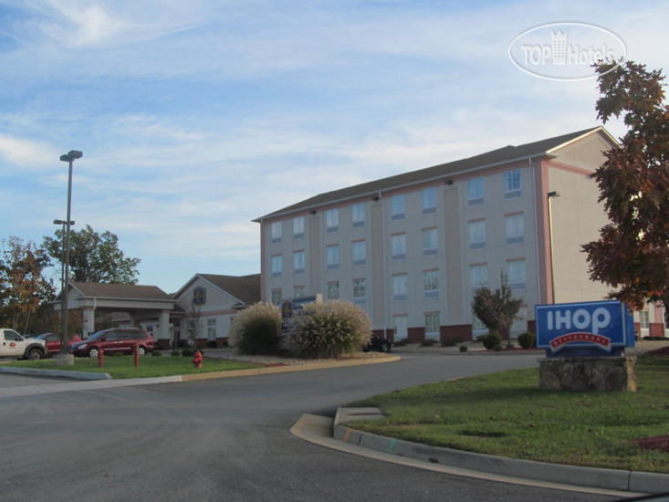 Hotelier's photos Best Western Plus Crossroads Inn & Suites 3*