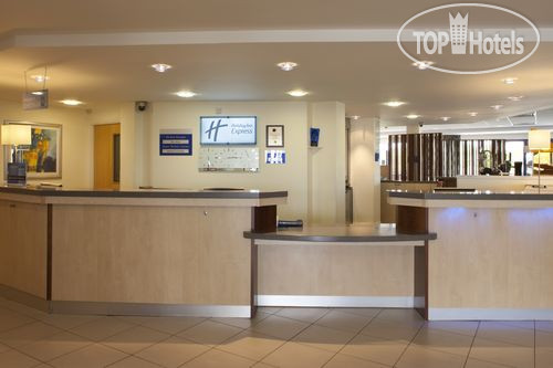 Photos Holiday Inn Express Cardiff Airport
