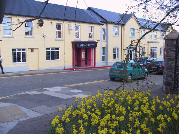 Фото Mahon's Hotel