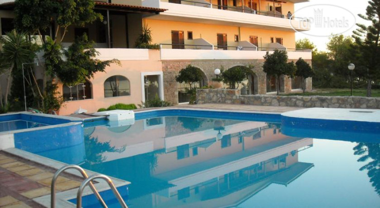 New photos from tourists Crisais Hotel 2*