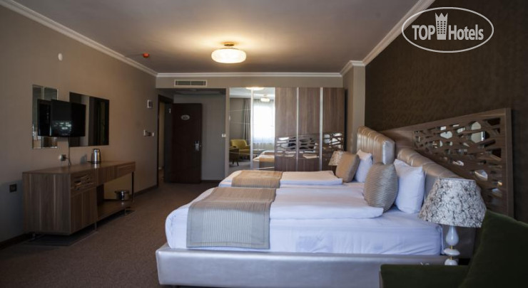 New photos from tourists Royal Milano 4*